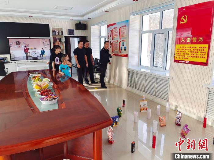 圖為恩和哈達(dá)邊境派出所民警和家屬玩套圈?！《骱凸_(dá)邊境派出所供圖