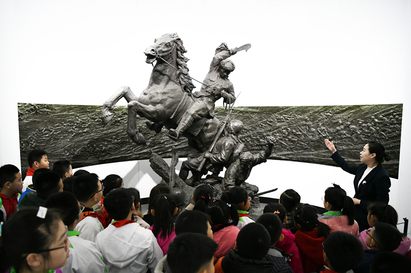 2019年4月4日，在東北烈士紀念館，學生們在聽講解員講解。